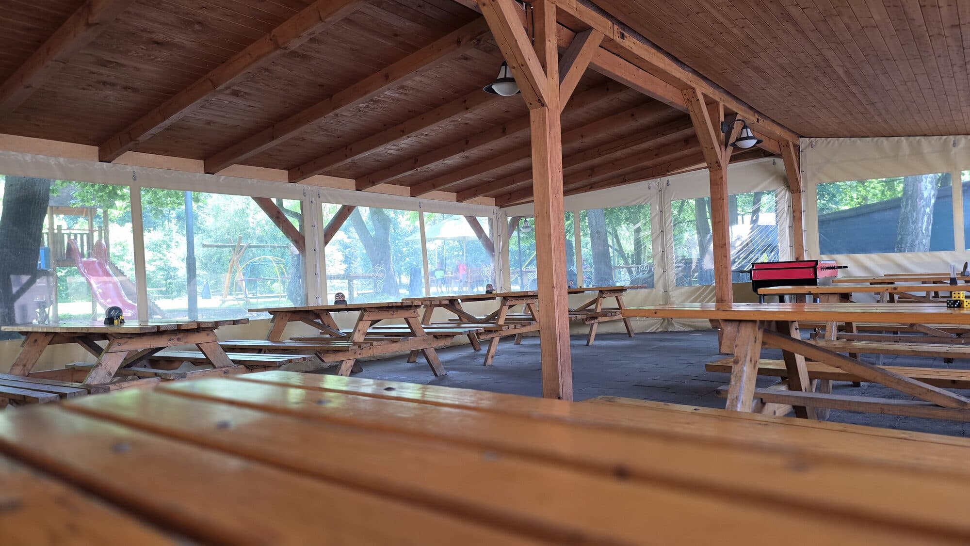 Zastřešená zahradní pergola restaurace