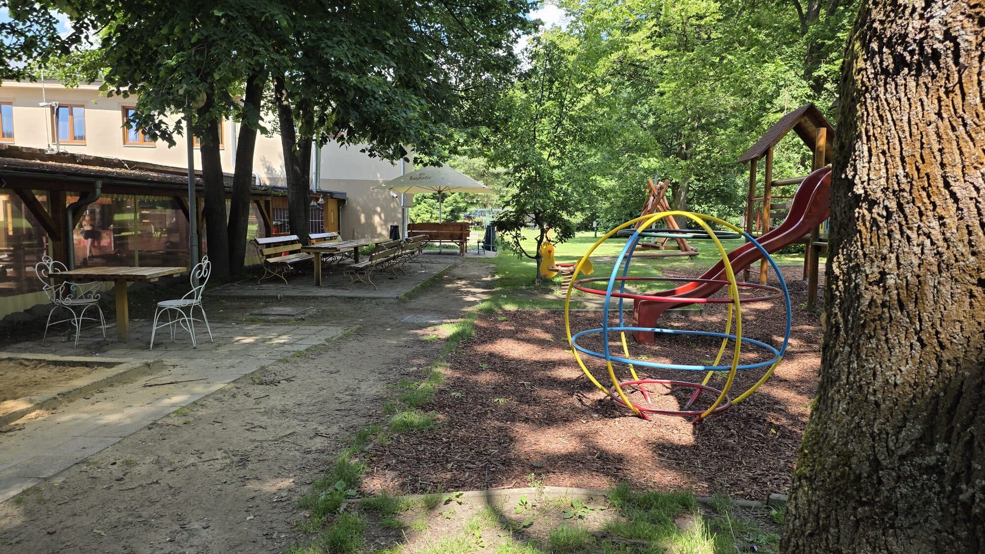 Barevné prolézačky a lanová pyramida pro děti