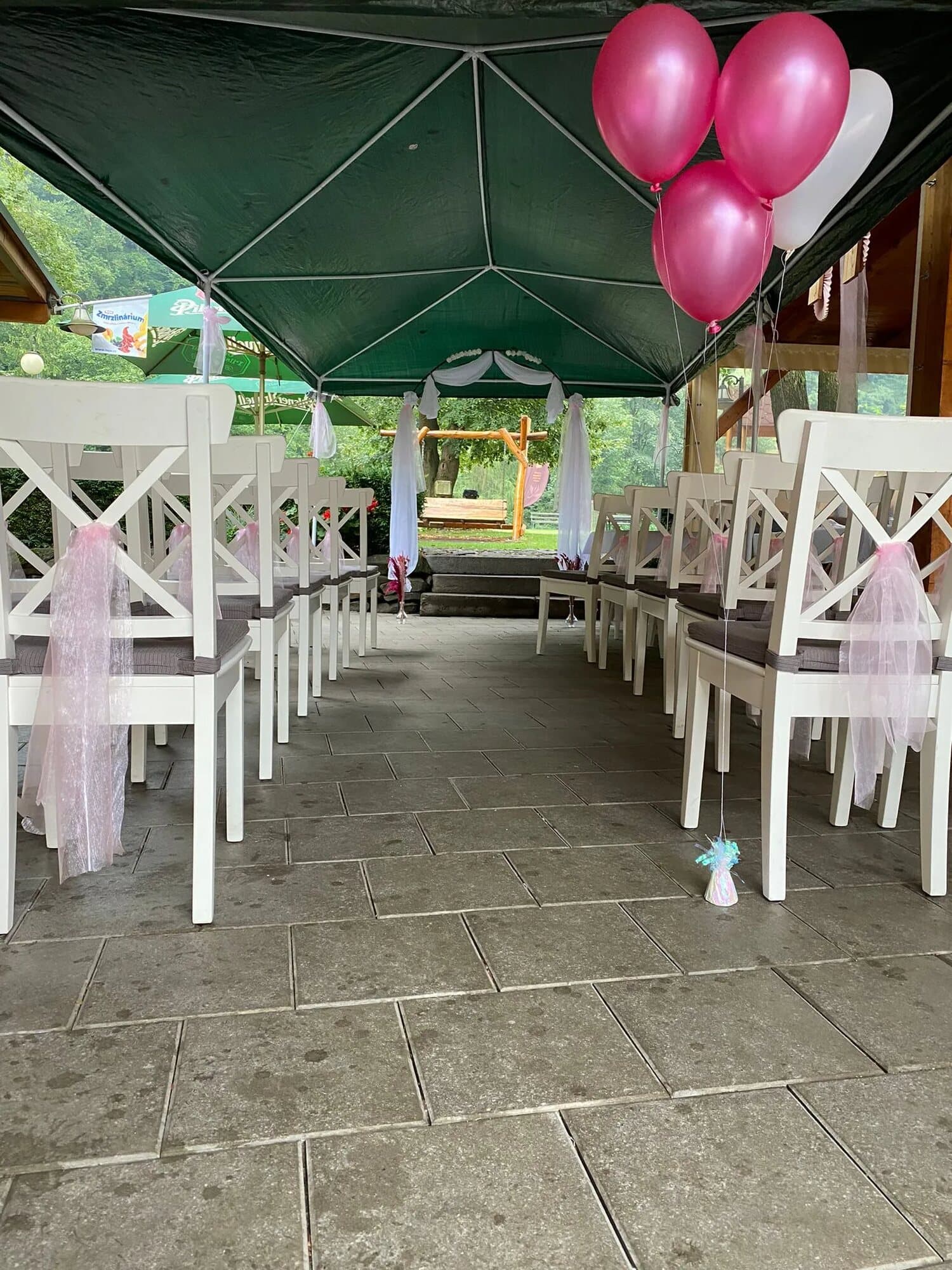 Pergola vyzdobená na svatební hostinu